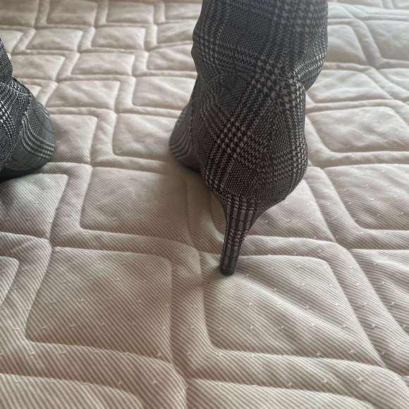 Sjort pattern boots. Stretchy pull on with small heel. - Picture 4 of 7